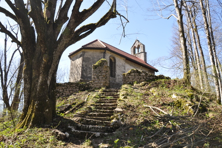 Do cerkve vodi 15 kamnitih stopnic (2)